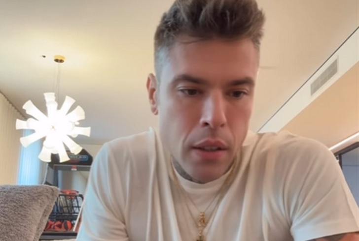 Fedez travolto dalle polemiche. Show must go on? Sì, grazie. E se la prende con i giornalisti: Fate... Fedez travolto dalle polemiche. Show must go on? Sì, grazie. E se la prende con i giornalisti: Fate...